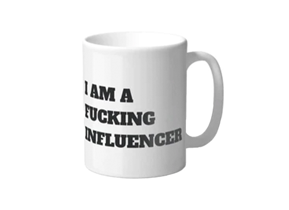 Taza divertida blanca con letras negras INFLUENCER