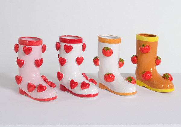 Macetero en forma de bota corazones RED