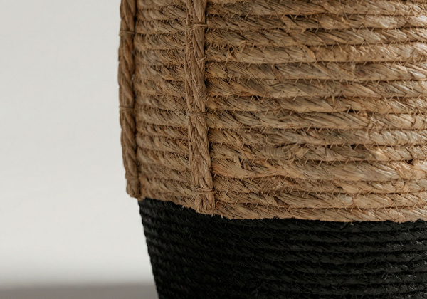 Cesta de esparto bicolor con asas VIVA grande detalle