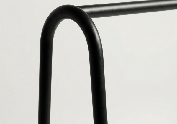 Perchero de pie metálico AIRE detalle