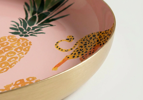 Plato con estampado TEBAS piñas verde detalle