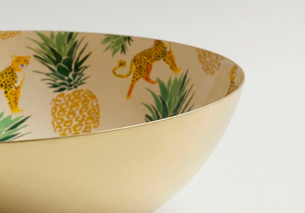 Plato con estampado TEBAS piñas detalle