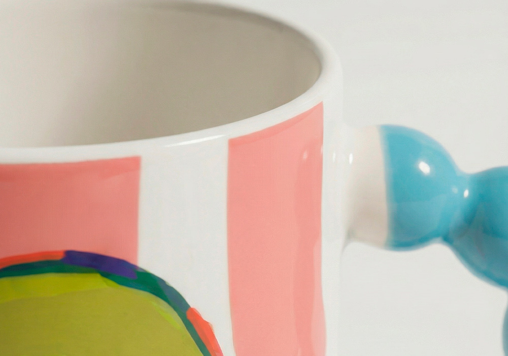 Taza de porcelana asa burbujas CABRIO azul detalle