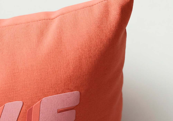 Cojín con mensaje CARA Rojo Detalle