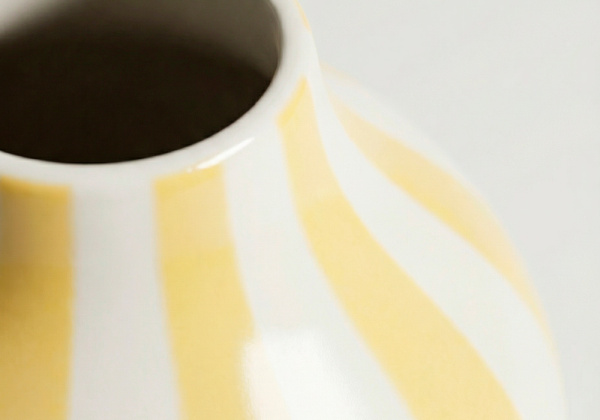 Jarrón rayas TROPEZ amarillo detalle