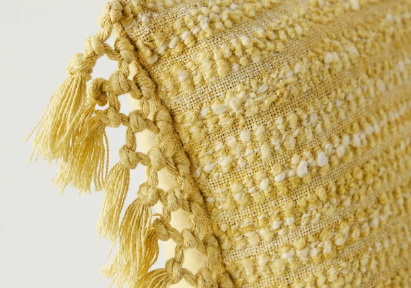 Cojín con flecos GIORNO Amarillo Detalle