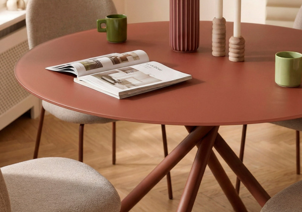 Mesa comedor metal y cristal LEXI Terracota decorada detalle