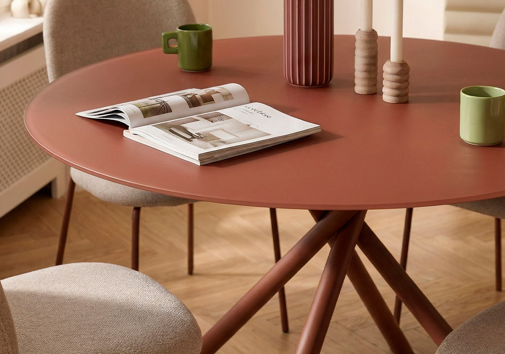 Mesa comedor metal y cristal LEXI Terracota decorada detalle