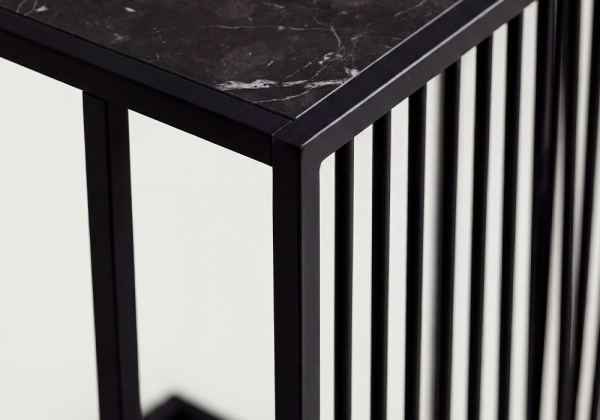 Mesa auxiliar en forma de c AKSEL-detalle