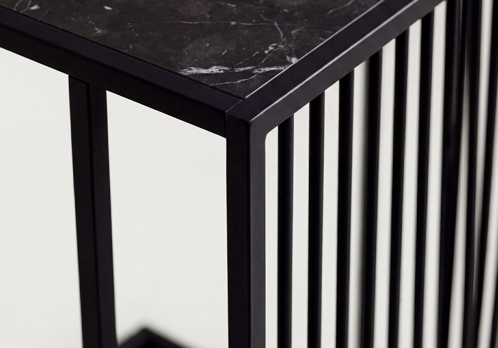 Mesa auxiliar en forma de c AKSEL-detalle