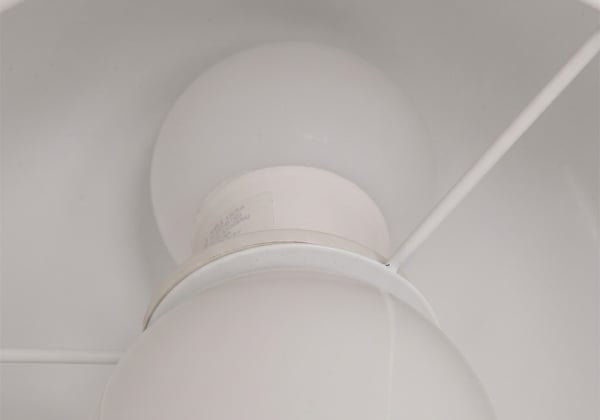 Lámpara sobremesa metálica SETA blanco detalle vista desde abajo Lámpara sobremesa metálica SETA blanco detalle vista desde abajo