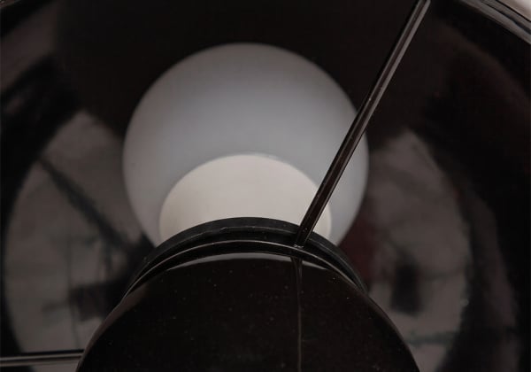 Lámpara sobremesa metálica SETA negra vista desde abajo