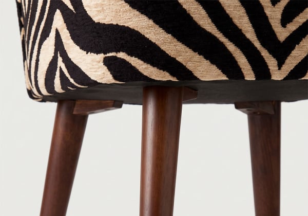 Sillón tapizado tigre CHIA detalle parte inferior Sillón tapizado tigre CHIA detalle parte inferior