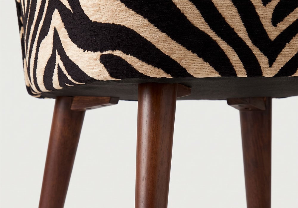 Sillón tapizado tigre CHIA detalle parte inferior Sillón tapizado tigre CHIA detalle parte inferior
