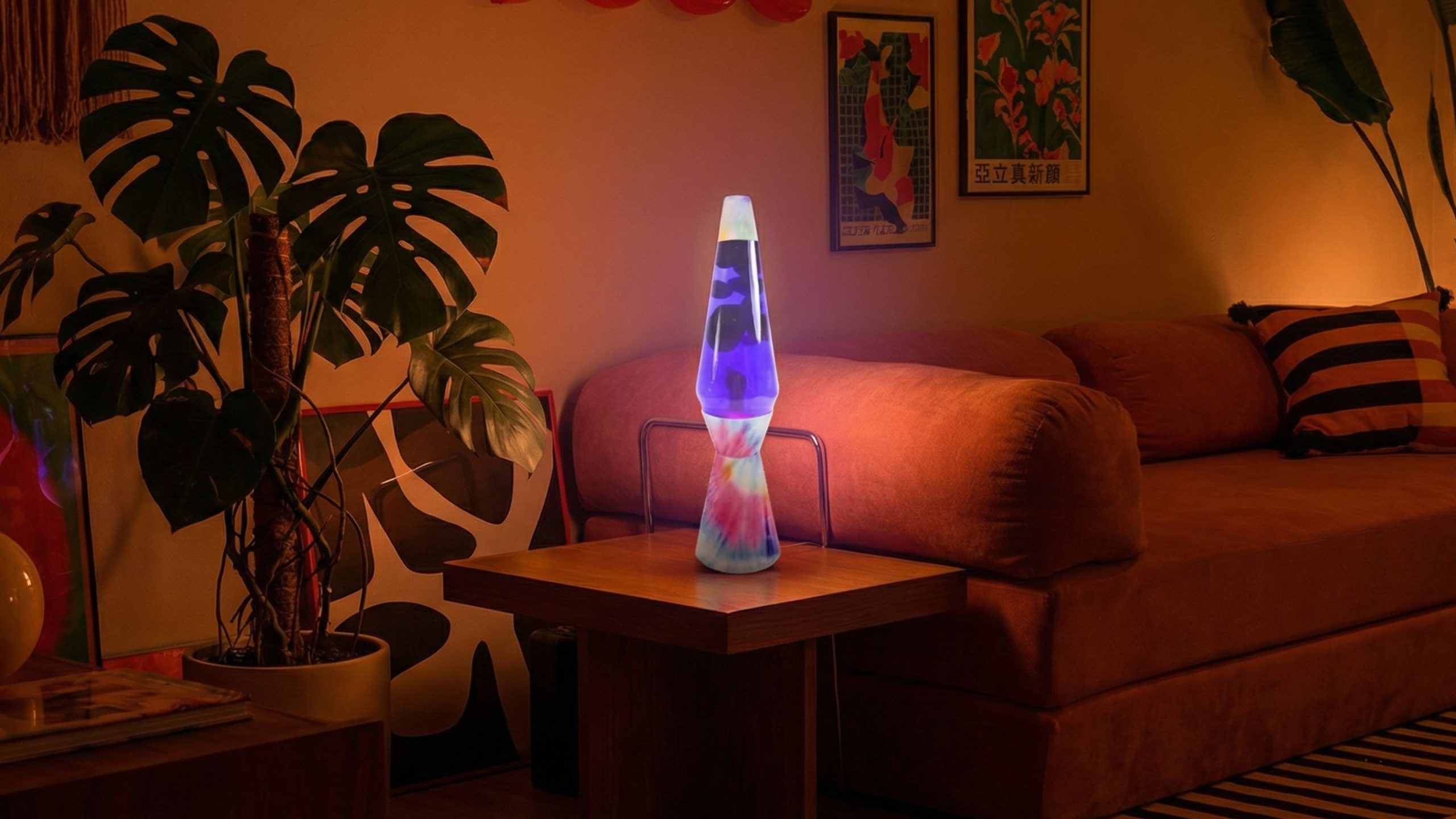 Salón moderno y juvenil con lámpara de lava creativa y única