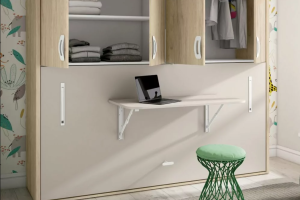 Mesa de estudio desplegada en habitación