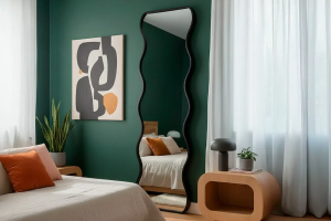 espejo cuerpo entero en forma de ondas en dormitorio 