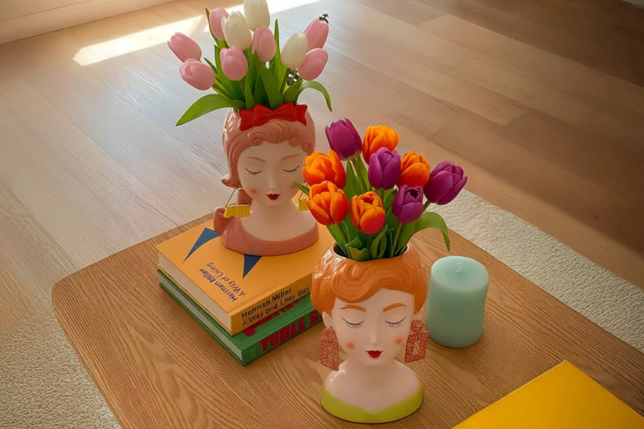 maceteros con forma de busto de mujer, encima de mesa de centro de salón