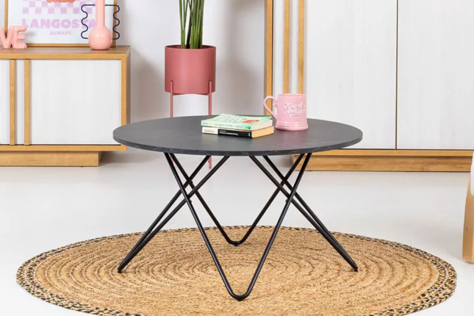 mesa de centro decorada con libro y taza de tuco