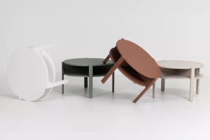 cuatro mesas de centro con compartimento, en varios colores 