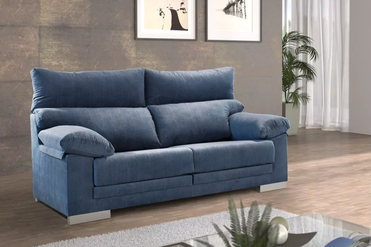 vista de sofá 2 plazas azul, en un salón minimalista 