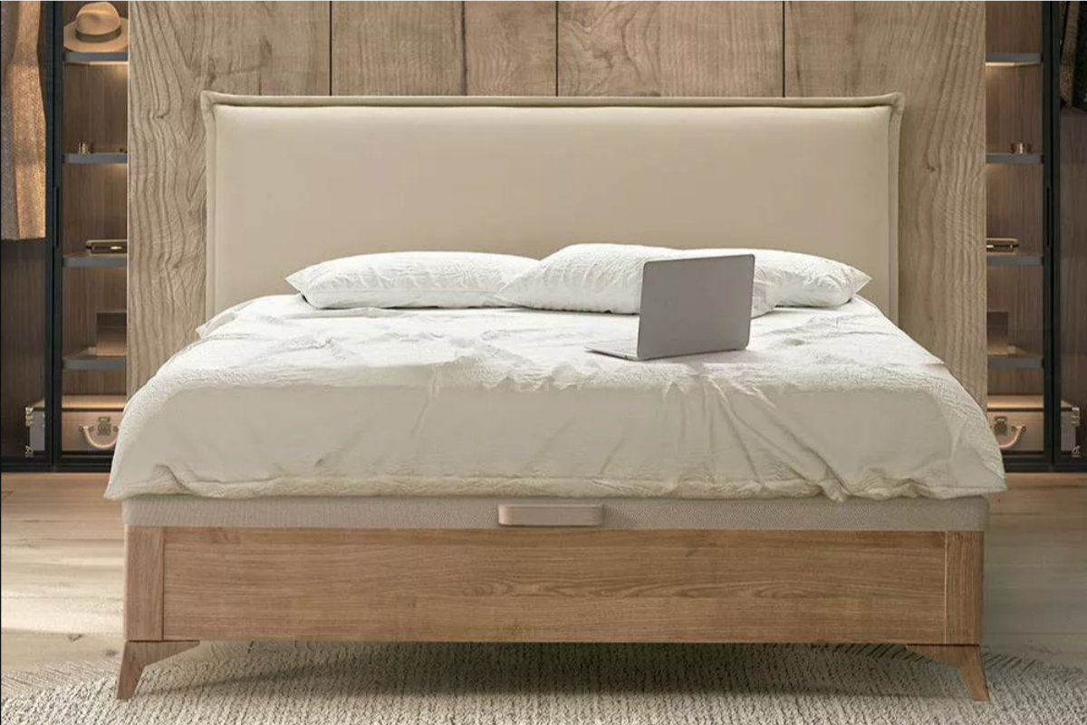 vista de canapé de frente con colchón de matrimonio decorado con almohadas 