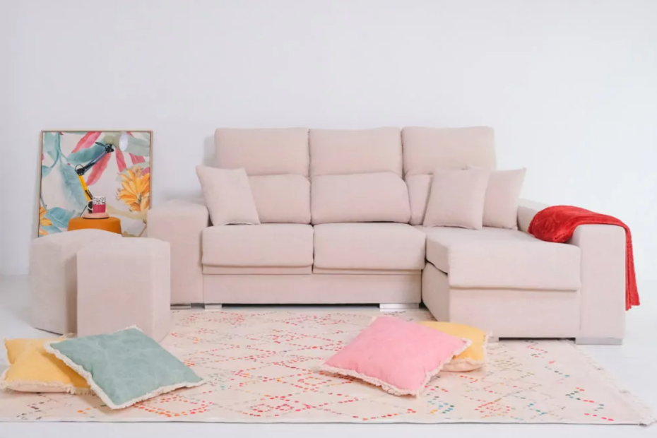 chaise longue color crudo con cojines en salón