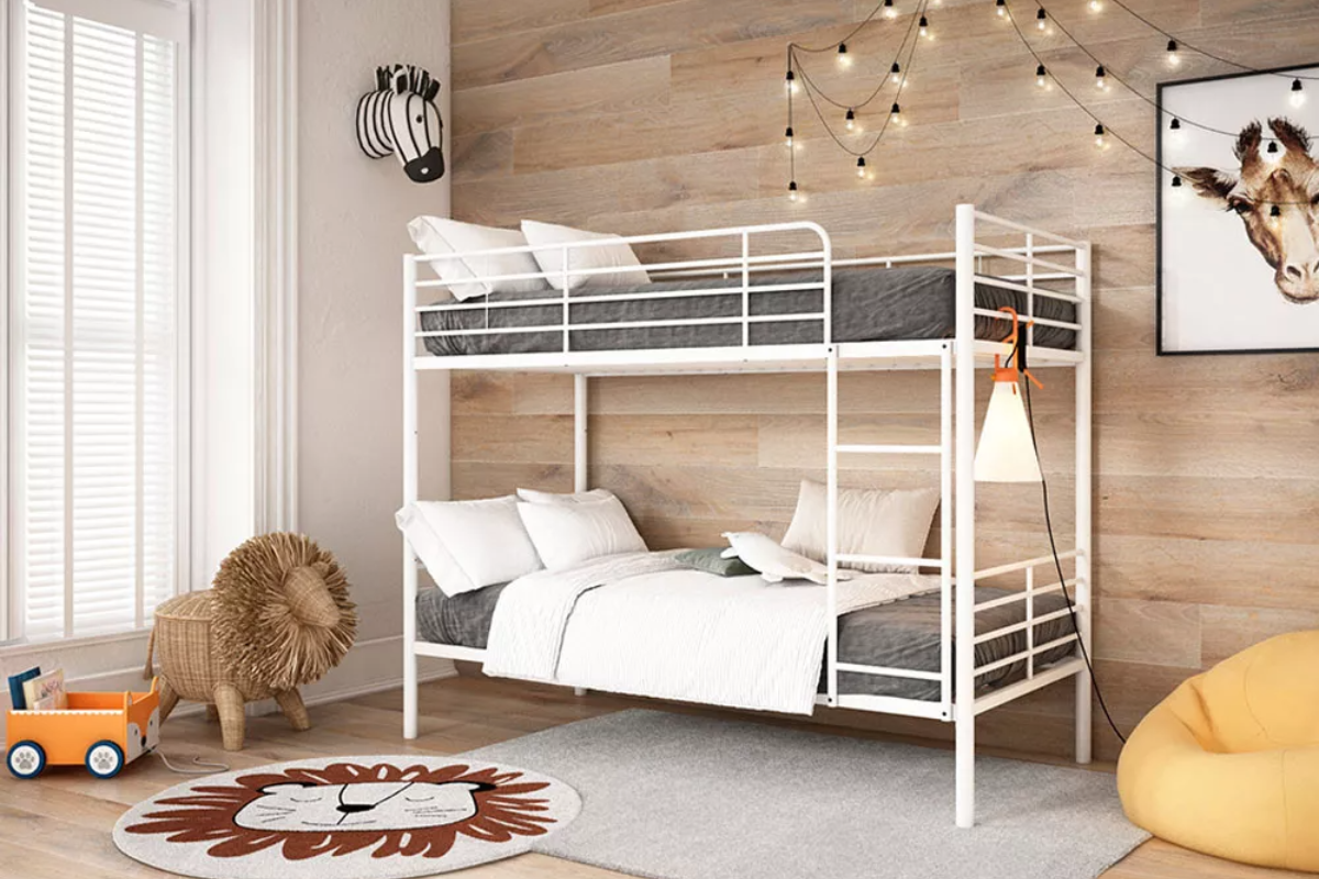 vista de habitación con litera metálica, decorada con alfombra y objetos juveniles