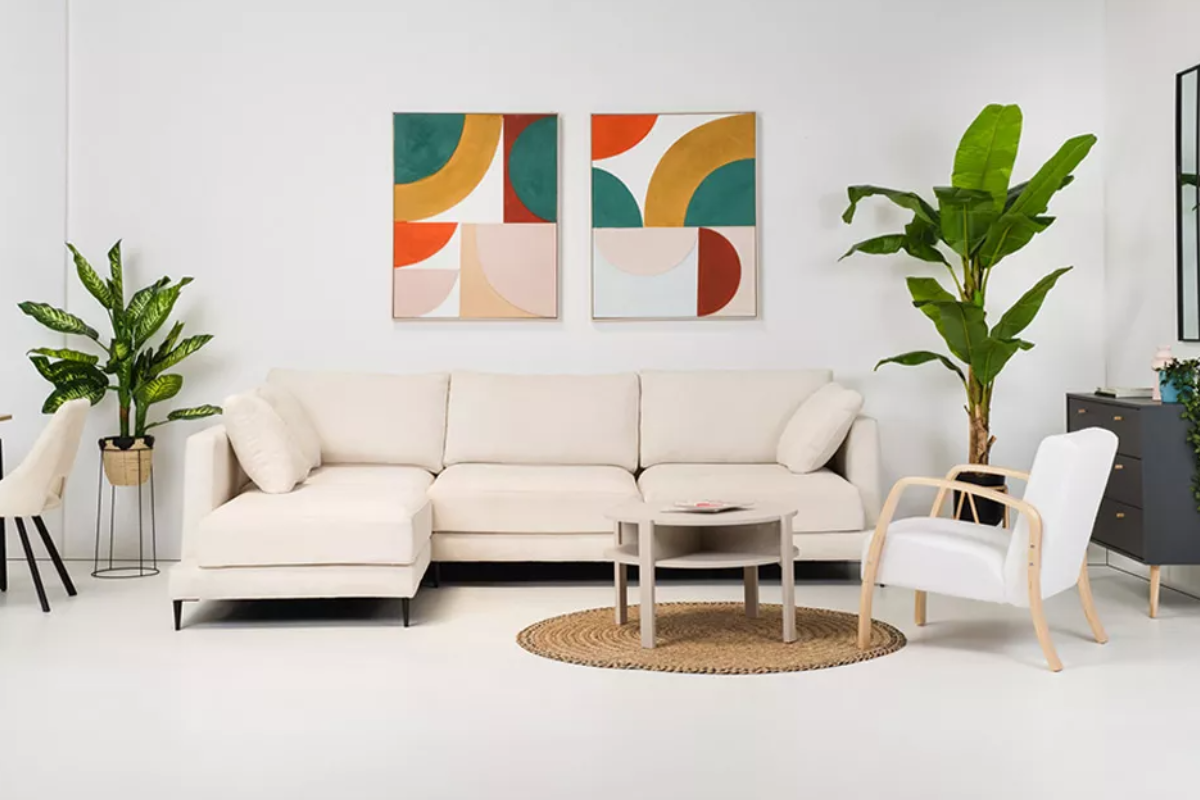 chaise longue blanca con patas en salón