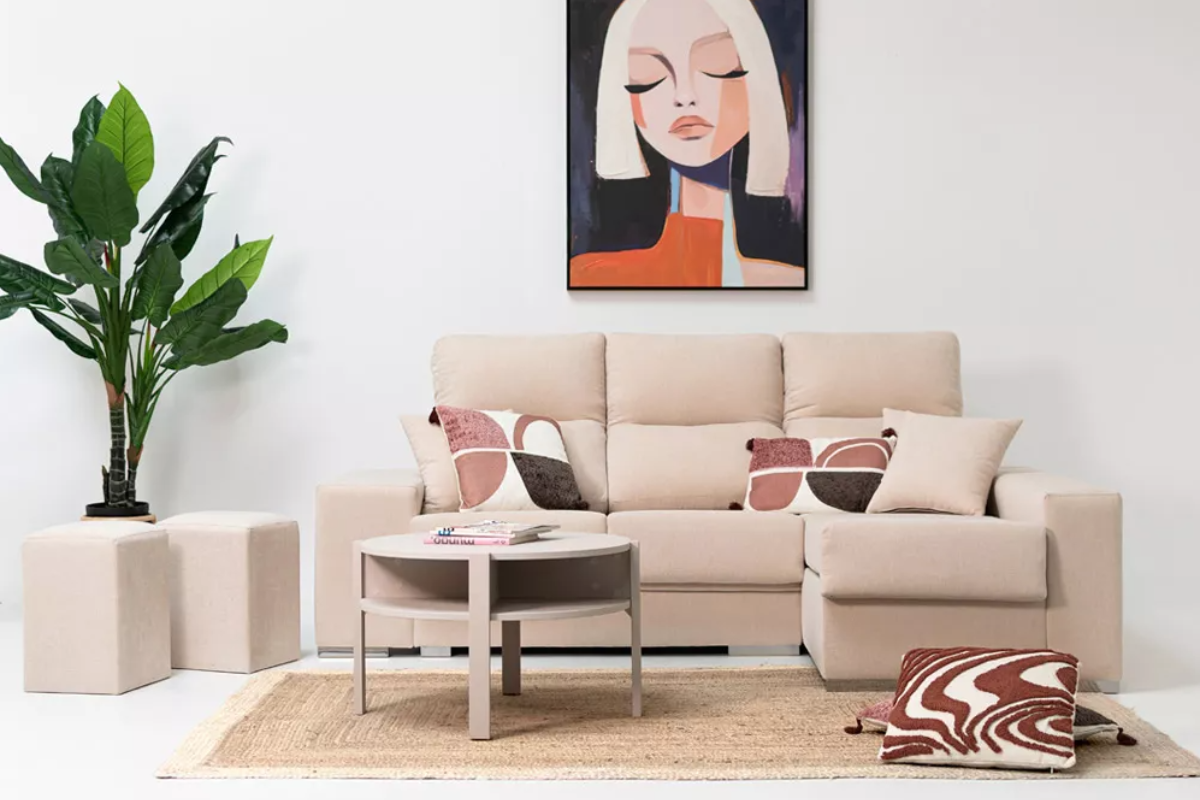 chaise longue color crudo decorado con cojines