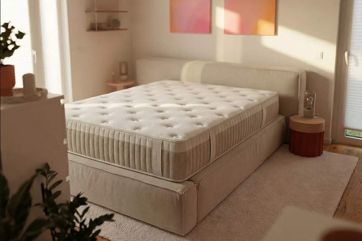 colchón muelle ensacado y viscoelástica encima de canapé de color beige 