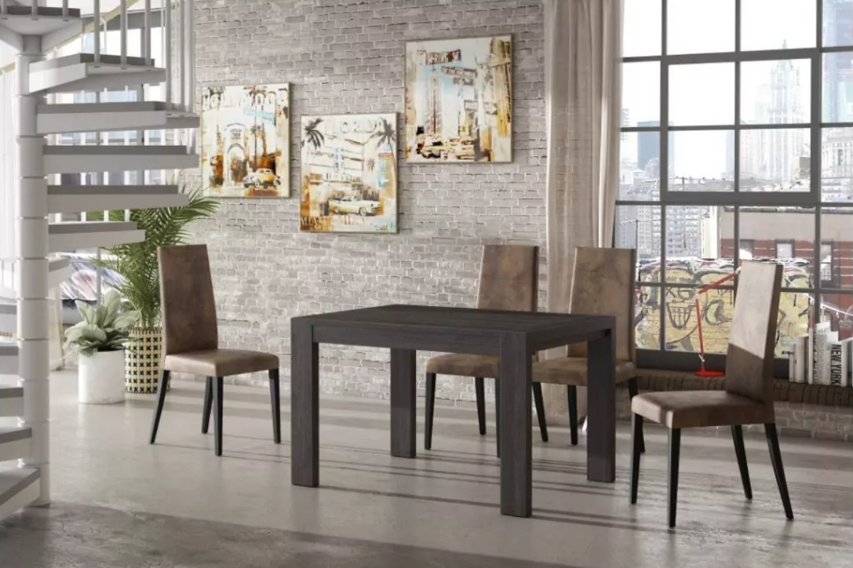 mesa de comedor extensible negra, decorada con 4 sillas de color gris oscuro