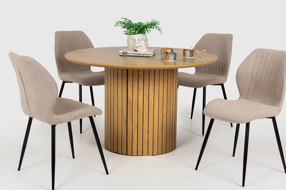 mesa de comedor escandinava de color madera, decorada con cuatro sillas y un jarrón con flores