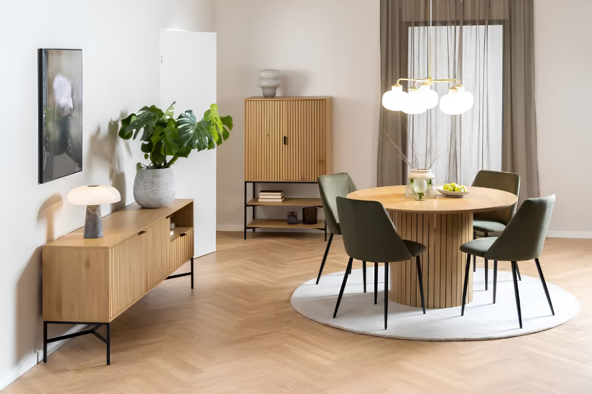 vista de salón rectangular decorado con mesa de centro, mueble tv y aparador