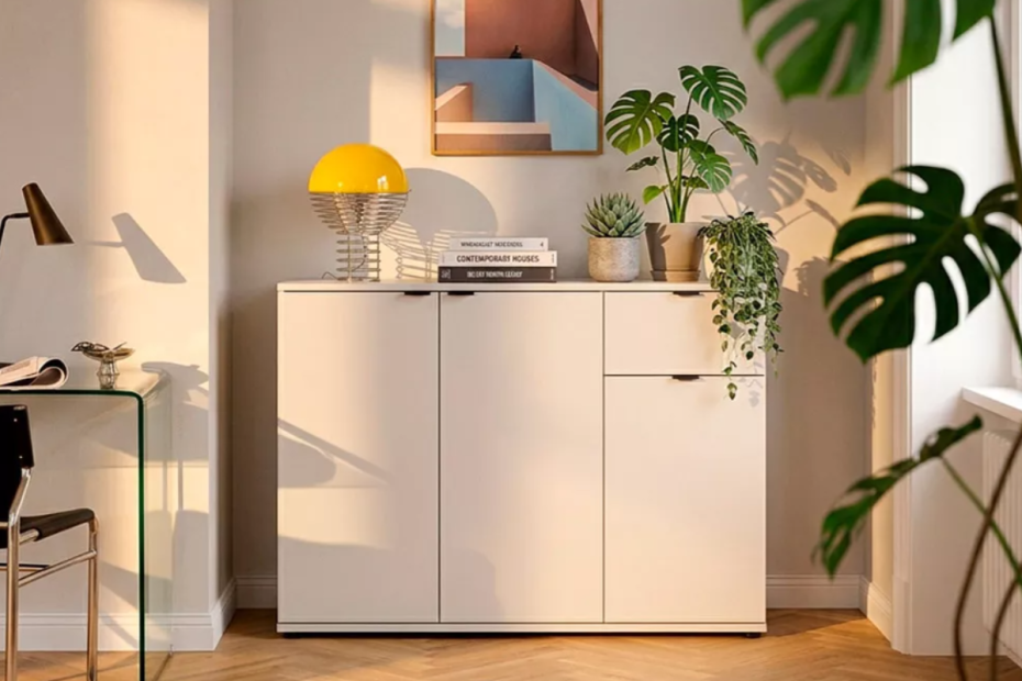 aparador de 3 puertas blanco , con macetas y lámpara de decoración encima