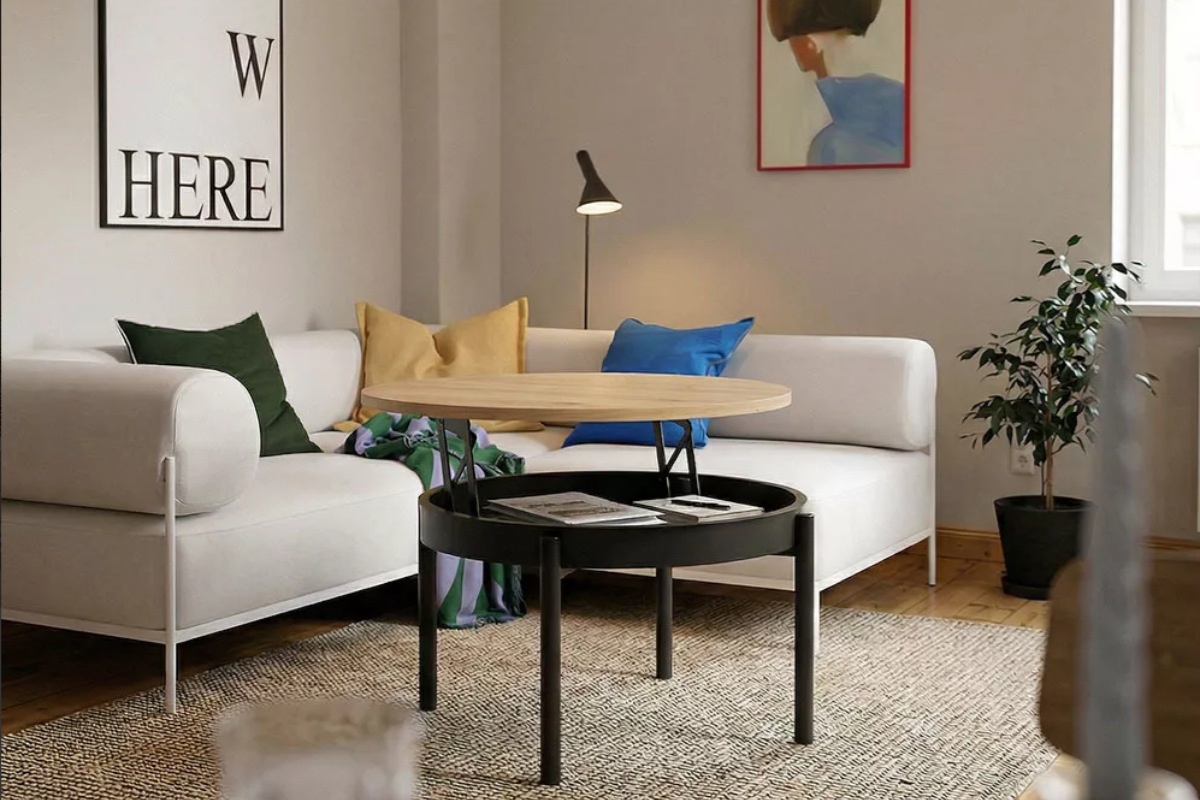 mesa de centro elevable de madera con patas negras, en un salón decorado con un sofá color blanco