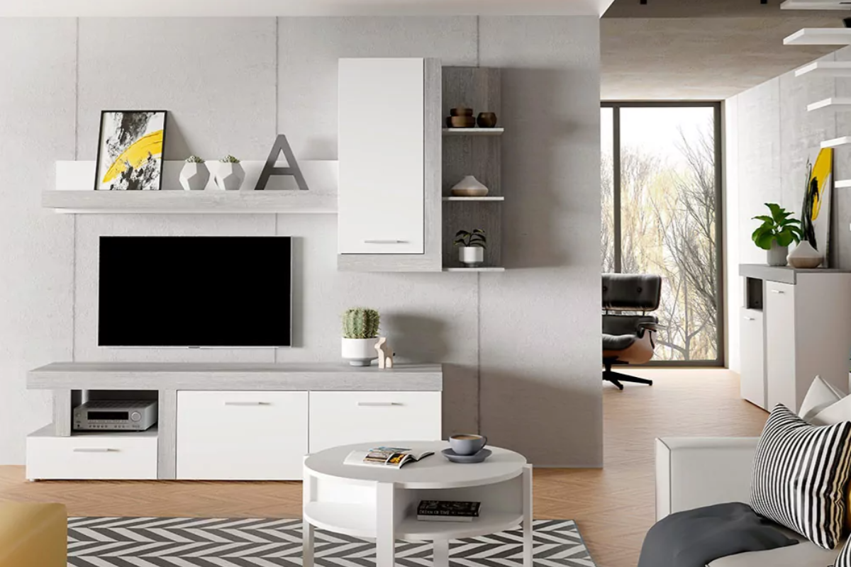 vista de salón decorado con mueble tv, pantalla de tv, mesa d centro, sofá y estantería