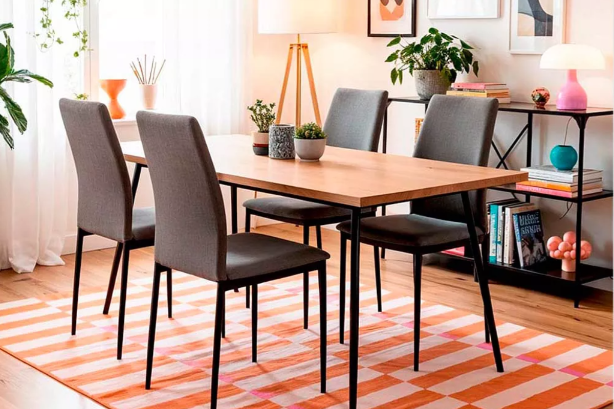 sillas de comedor tapizadas grises, en una mesa rectangular
