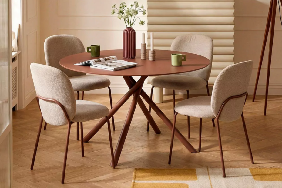 sillas de comedor tapizadas color crudo, alrededor de una mesa de comedor redonda