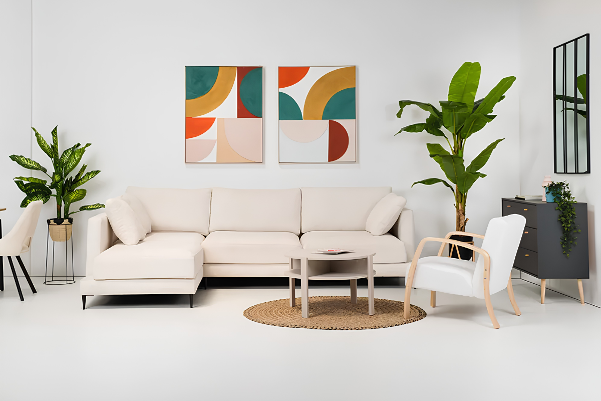 chaise longue blanca con patas en salón decorado con plantas, mesa de centro y una butaca