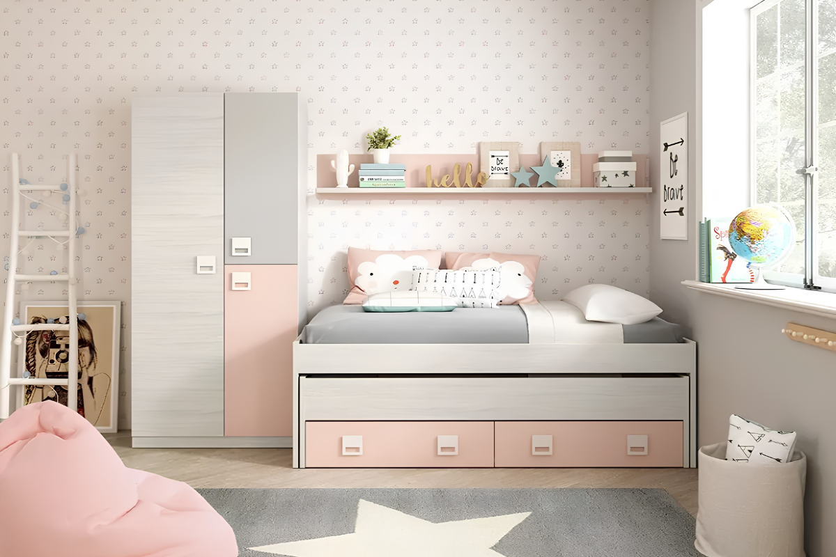 Dormitorio juvenil rosa, decorado con cama compacta con dos cajones, baldas con complementos infantiles y un armario de de tres puertas 