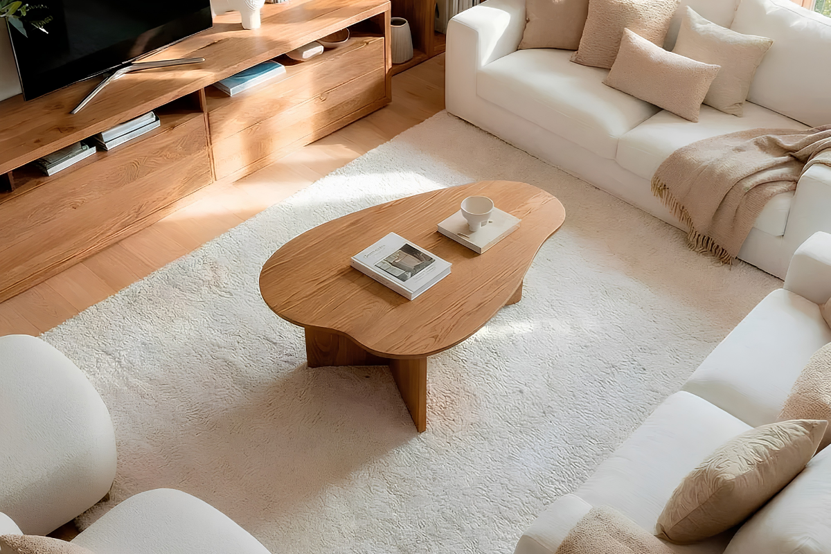 Mesa auxiliar de madera decorada con un jarrón