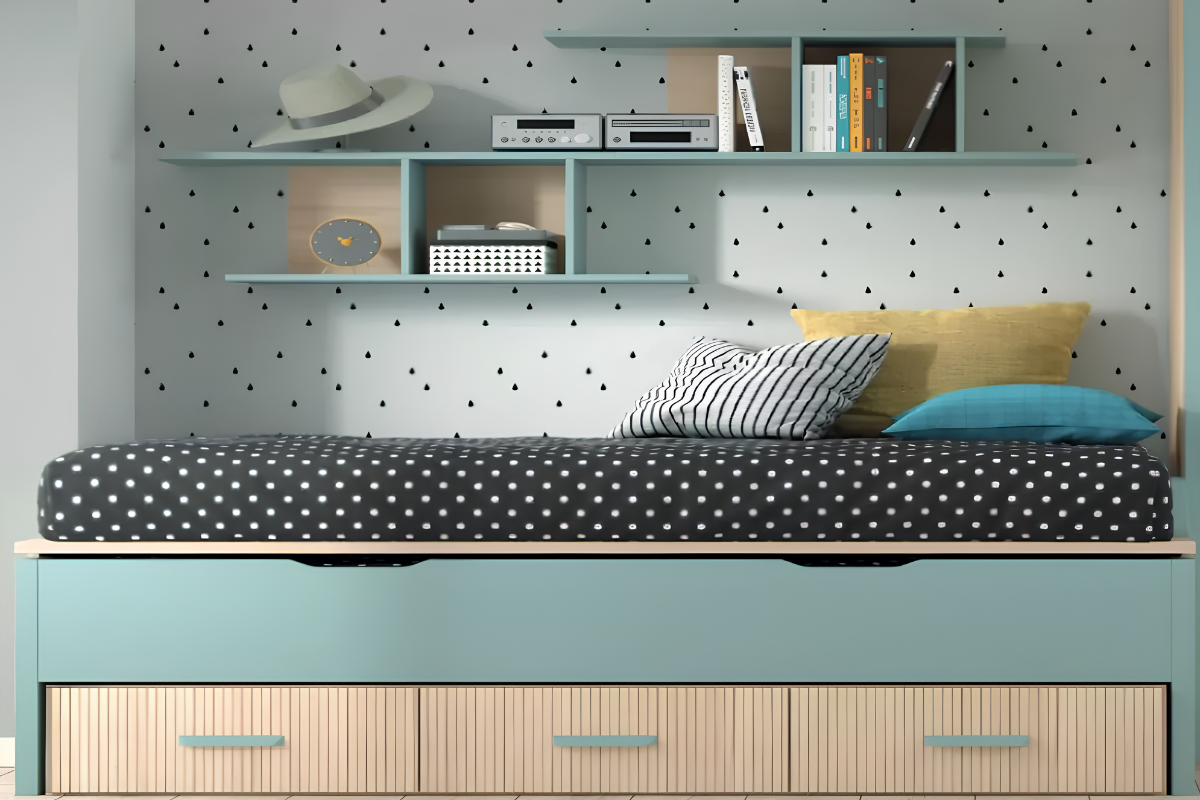 vista de frente de balda y cama juvenil decoradas con accesorios y complementos juveniles