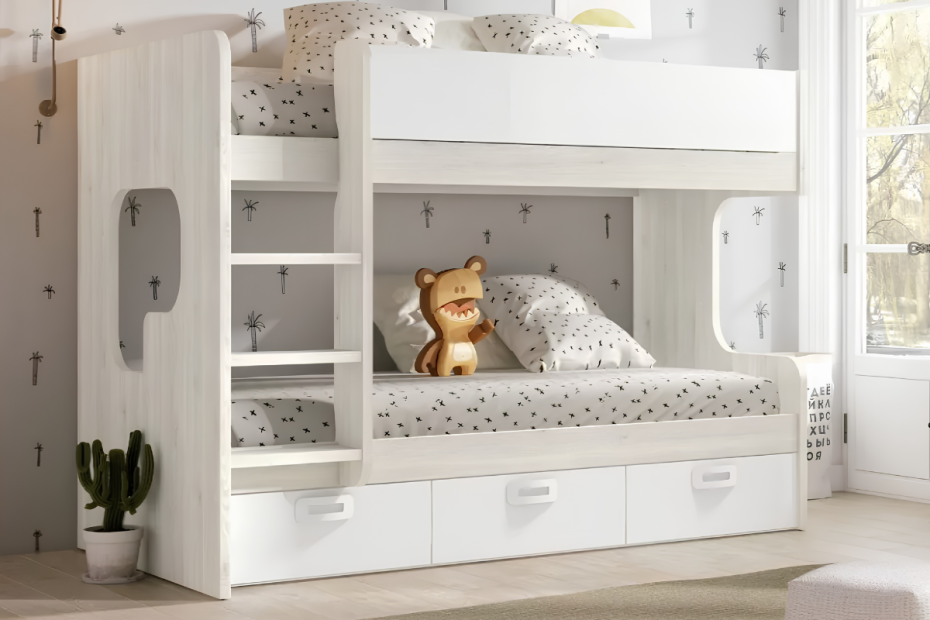 Litera con escalera y tres cajones de almacenaje decorada con cojines y peluches infantiles