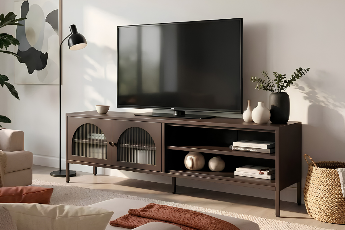 Mueble tv marrón con almacenaje. encima de él, una pantalla tv 