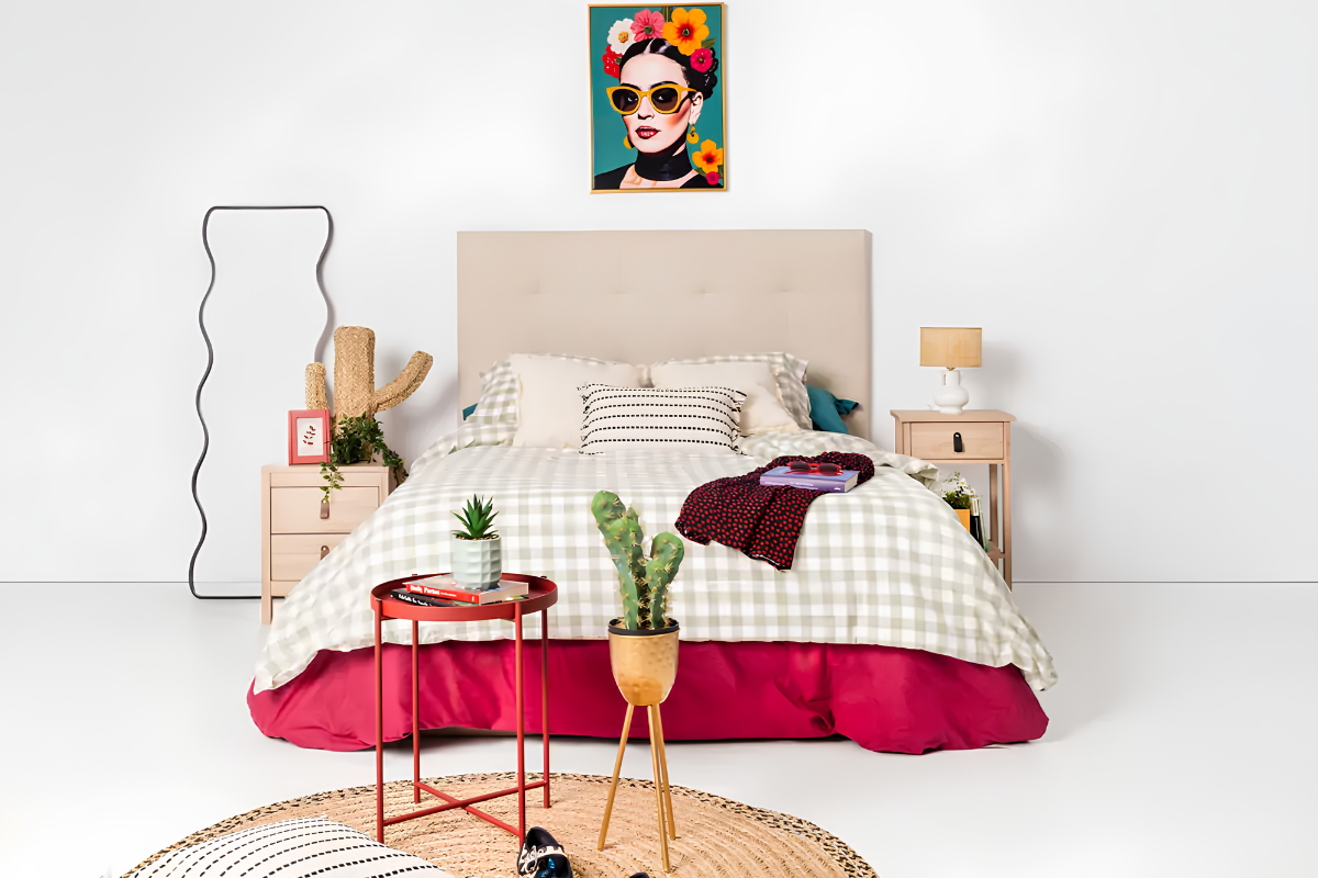 dormitorio completo con cama de matrimonio, cabecero y cuadro encima. Está decorado con dos mesitas de noche y un espejo de cuerpo entero, además de una mesa auxiliar a pie de cama.