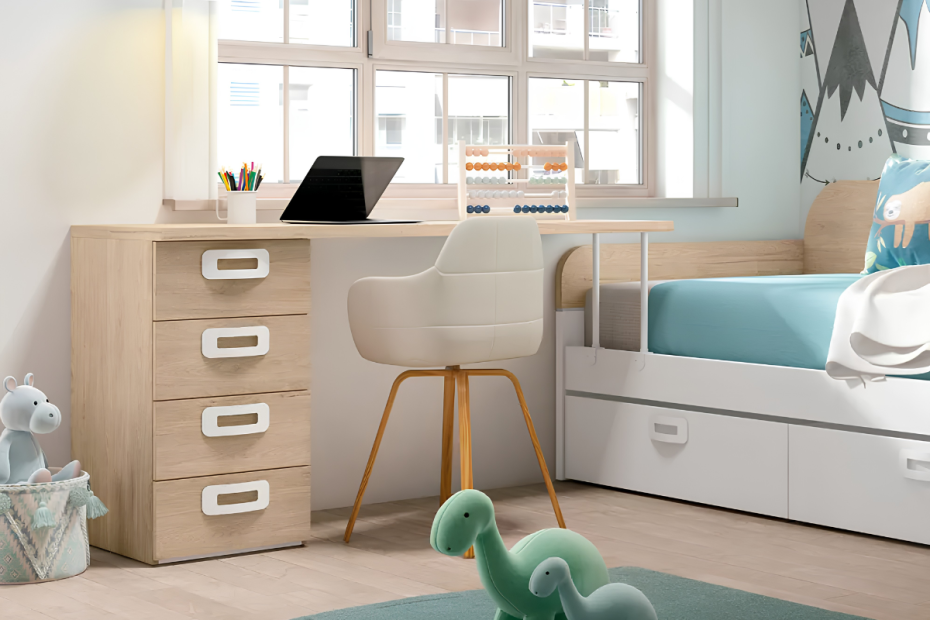zona de estudio con un escritorio con cajonera juguetes infantiles en el suelo y una cama nido al lado,