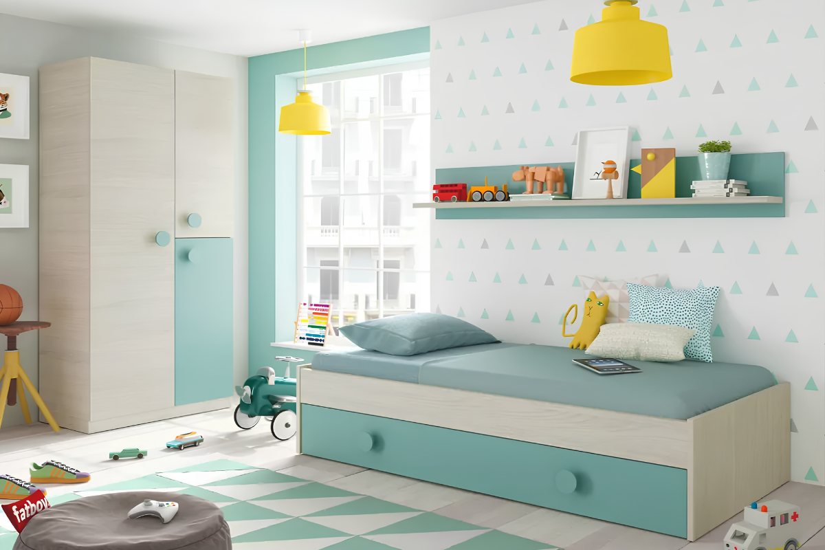Cama nido azul en habitación infantil, decorada con cojines y una balda encima.