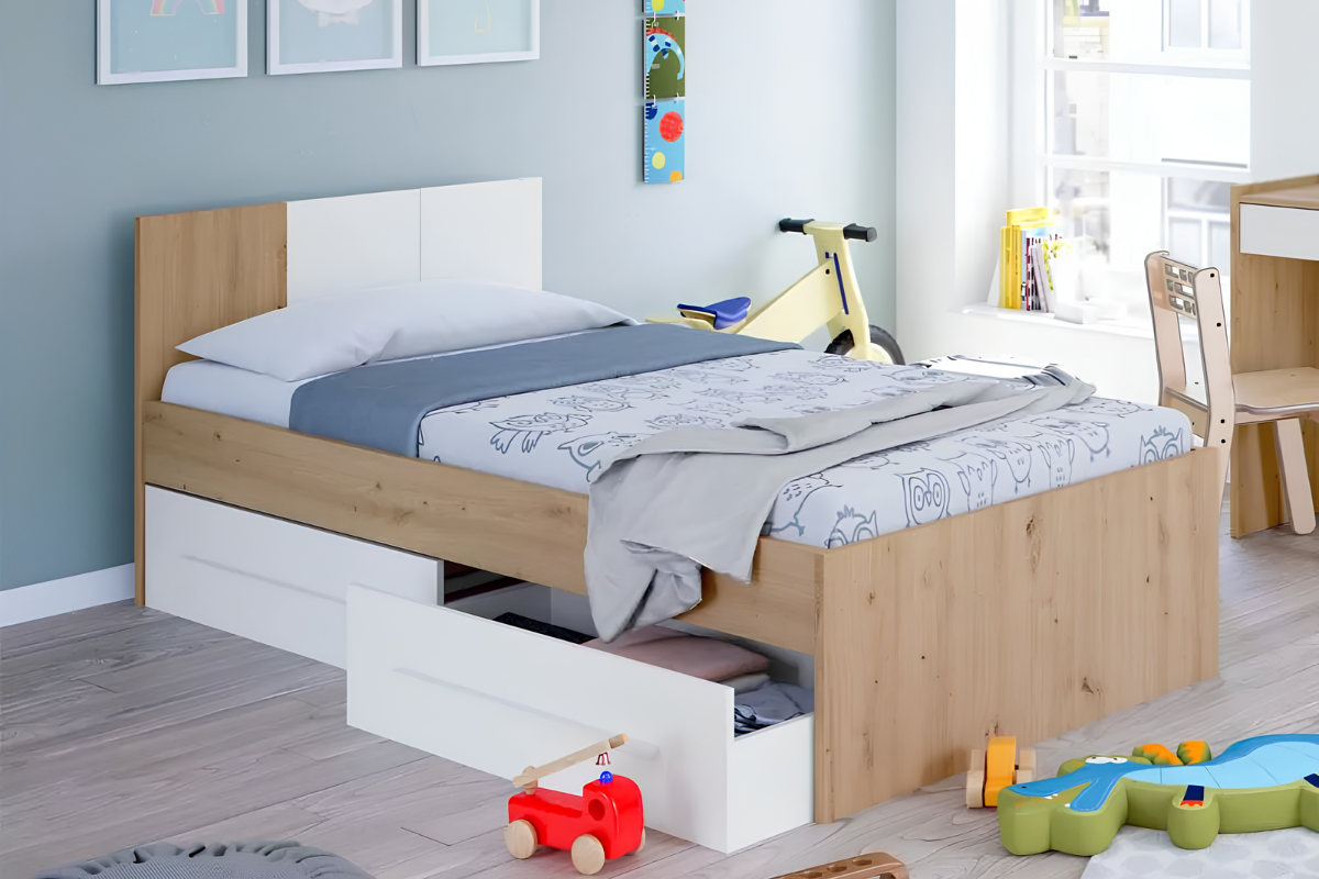 cama nido con cajones abiertos que guardan ropa de cama, al rededor de la cama, juguetes infantiles.
