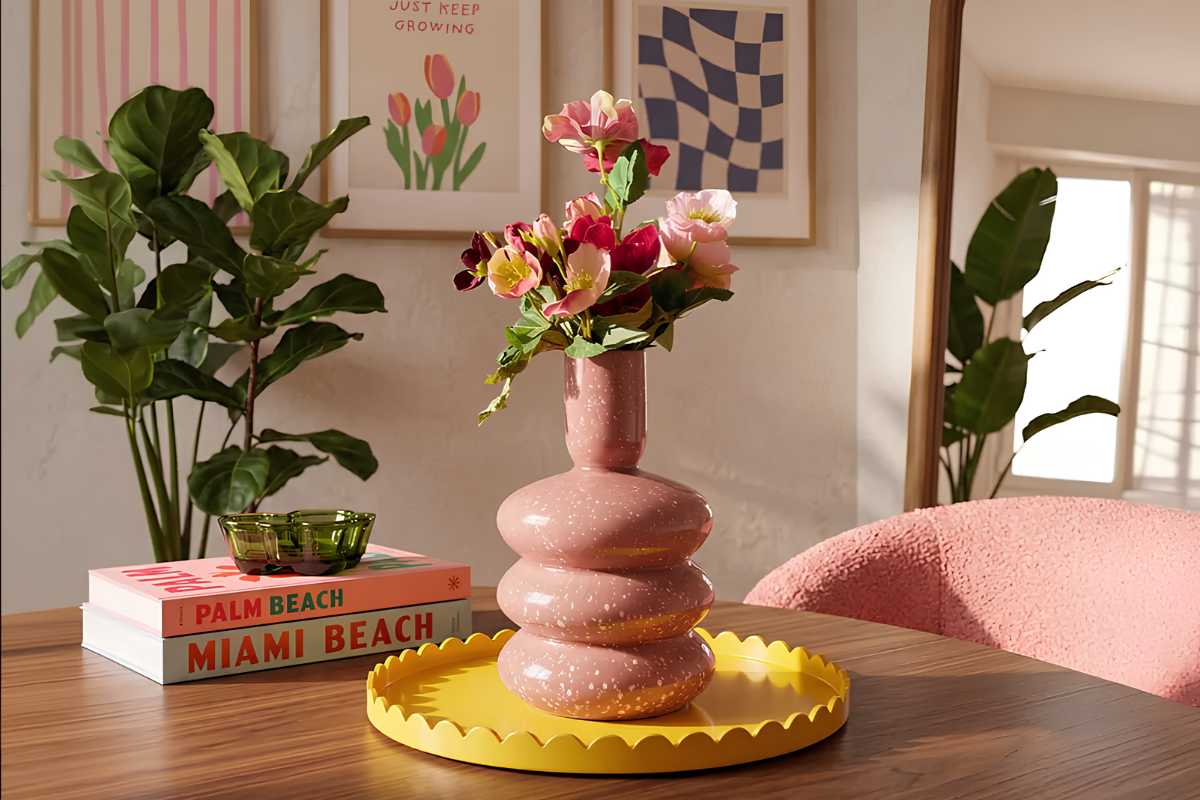 jarrón rosa como centro de mesa en mesa circular de madera